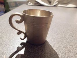 Zinnbecher mit Henkel geschwungen, klein