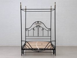 Himmelbett aus Schmiedeeisen mit Messingdetails –mit Pikolin