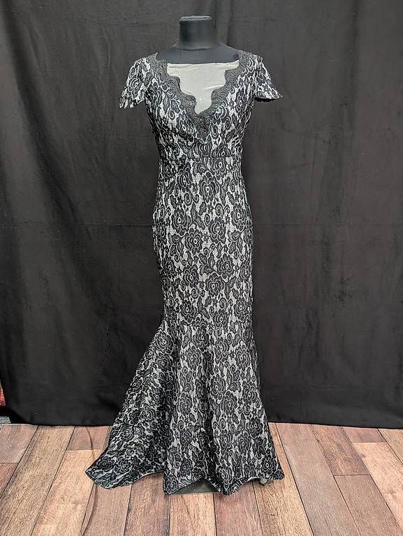 Vestiti: Schwarzes Spitzen-Abendkleid, Gr. 38 – Usato da Triesenberg venduto da JustAPhotographer