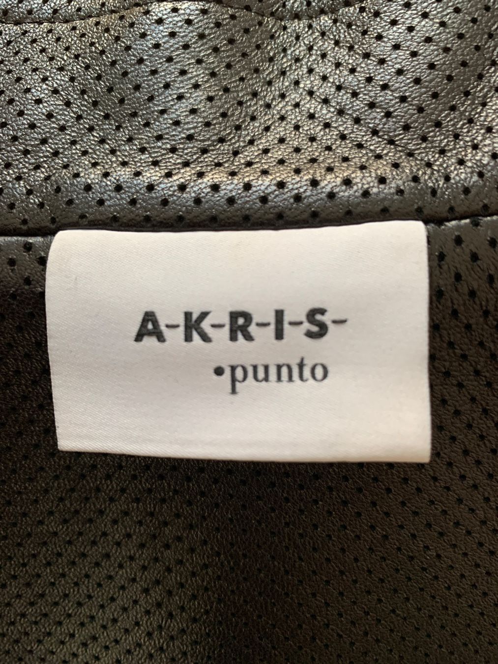 Akris Jacken: AKRIS: Edle perforierte Leder-Bikerjacke, 36, NP 2500.- – Neu (gemäss Beschreibung) aus Luzern von designluzern 6