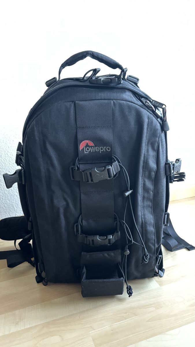 Lowepro Zaini: Neuwertiger Lowepro Photo Trekker Rucksack – Usato da Bern venduto da larrybird