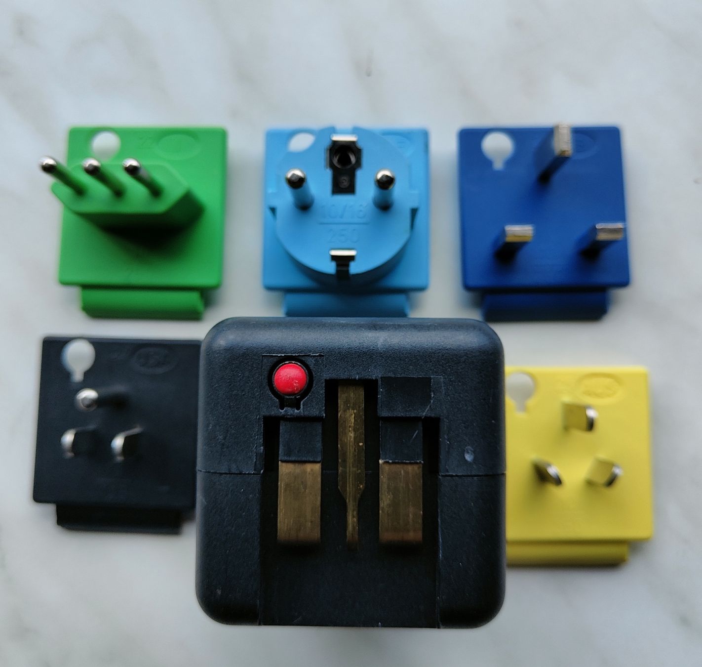 Unità & Adattatore: Reisestecker - Travel Adapter – Usato da Morgins venduto da Zeke0 1