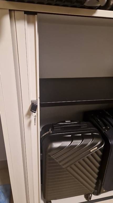 Schränke: Moderner Rollladen-/Jalousieschrank – Neu (gemäss Beschreibung) aus Nänikon von dar_x9db