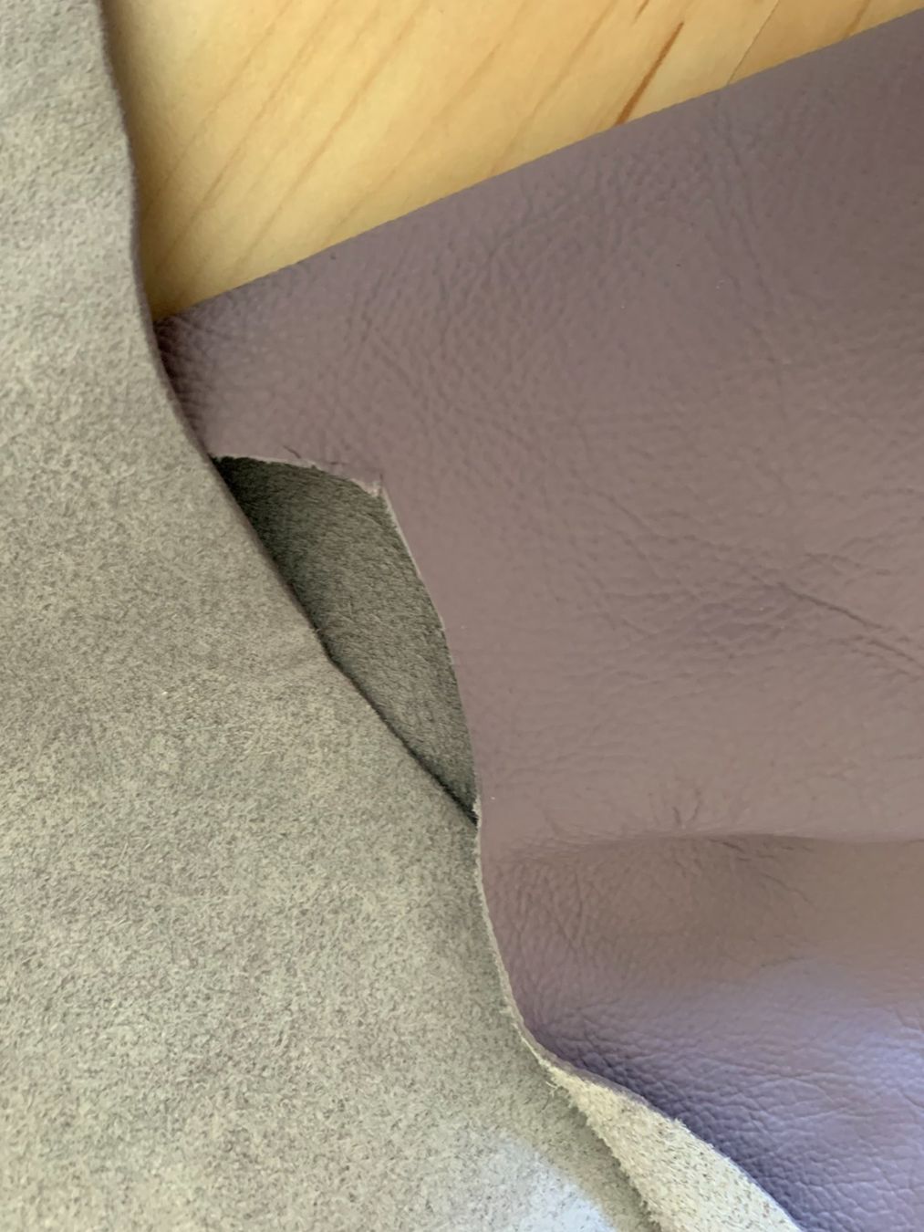 Tessuti: Lederrest, Leder, ca. 1mm, Lila – Usato da Worb venduto da farben20zauber