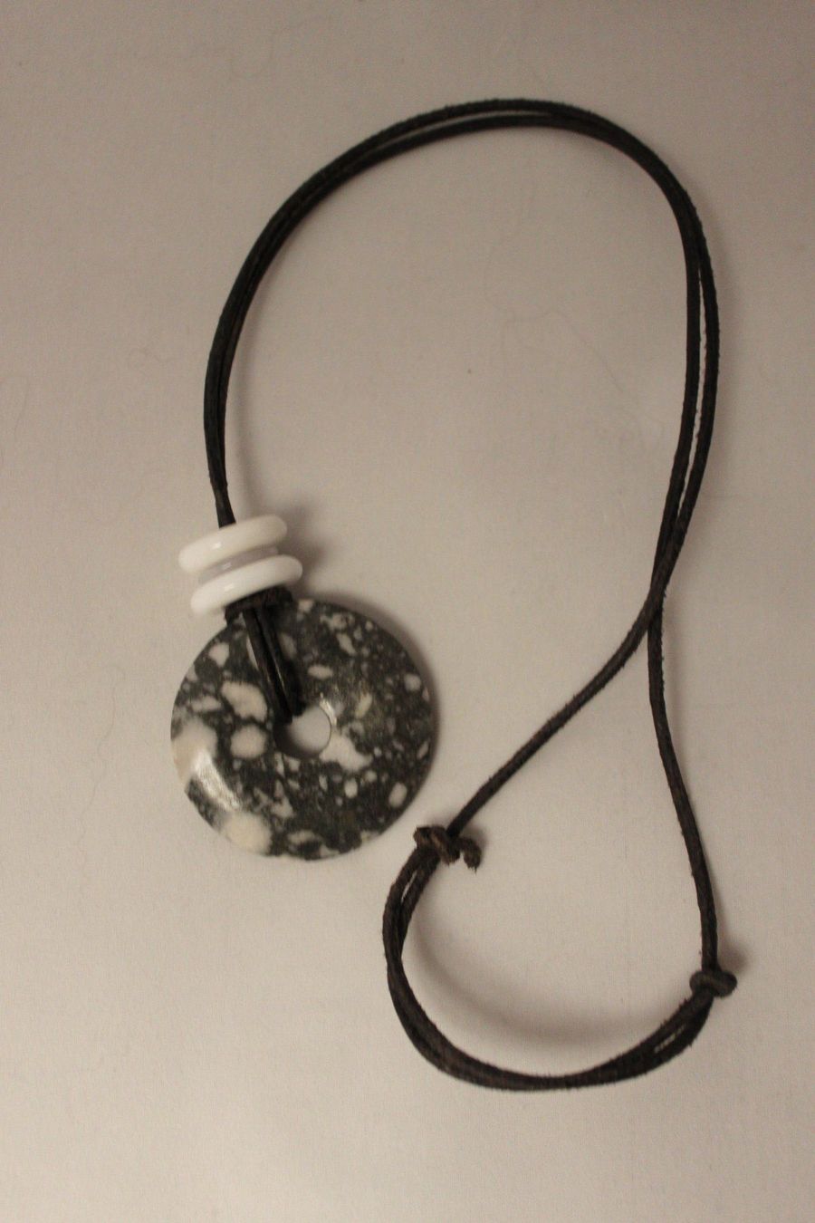 Catenine: Collier lanière cuir et pendentif pierre – Usato da Marsens venduto da fakia