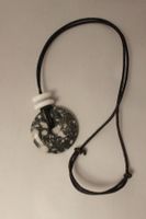 Collier lanière cuir et pendentif pierre