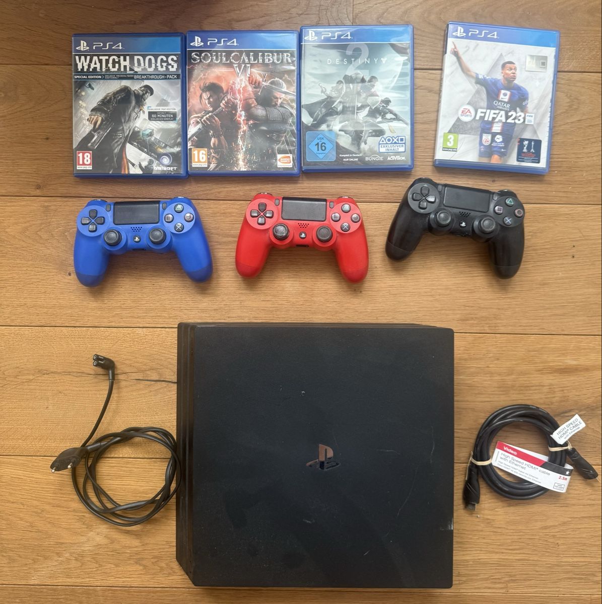 Sony Console: PS4-KONSOLE MIT 3 CONTROLLERN UND 4 SPIELEN – Usato da Goldach venduto da jil_vnd8