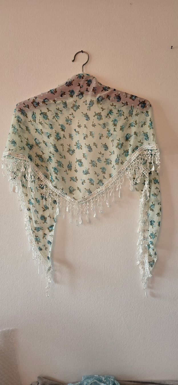 Foulard & Sciarpe: Leichter Sommer Schal mit Blumenmuster und Fransen – Usato da Lyss venduto da wal_q9rg