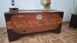 Philippinische antike Truhe mit Intarsien
