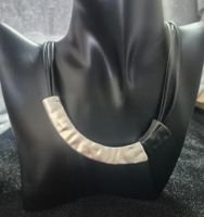 Collana nera e metallo effetto martellato