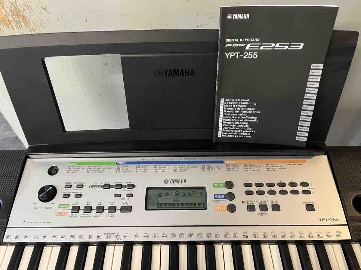 Yamaha Strumenti musicali: Yamaha PSR-E253 YPT-255 Digital Keyboard mit Ständer – Usato da Sargans venduto da sve_w8tj 2