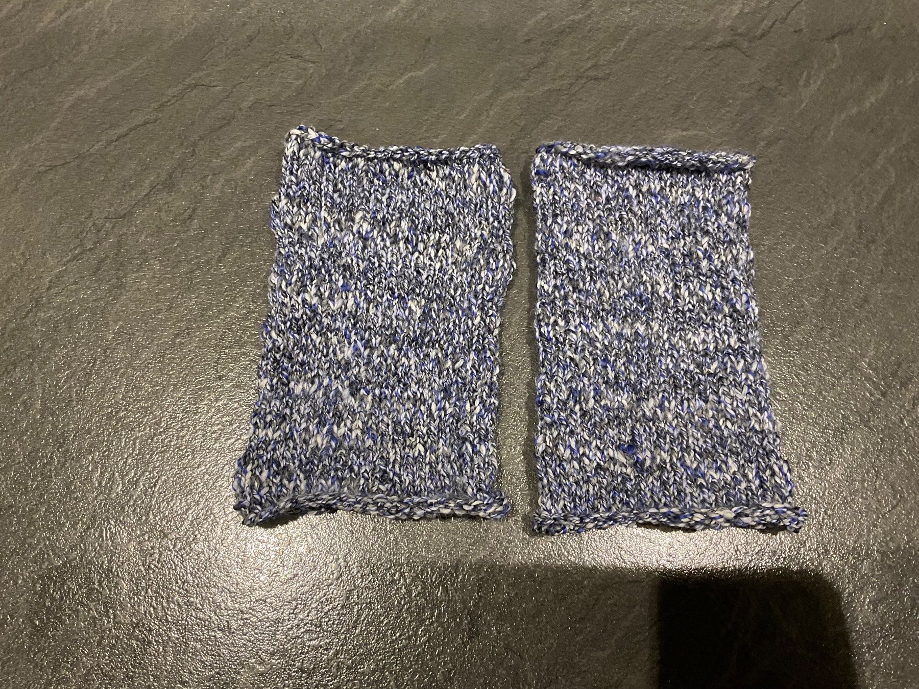 Guanti & manicotti: Handgestrickte Pulswärmer Amedisli – Nuovo (secondo la descrizione) da Wetzikon ZH venduto da FeeF