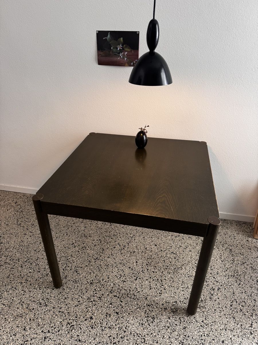 Tische: quadratischer Tisch Holz olivgrün – Gebraucht aus Zürich von casual4