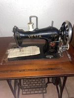Machine à coudre ancienne VESTA avec meuble dorigine