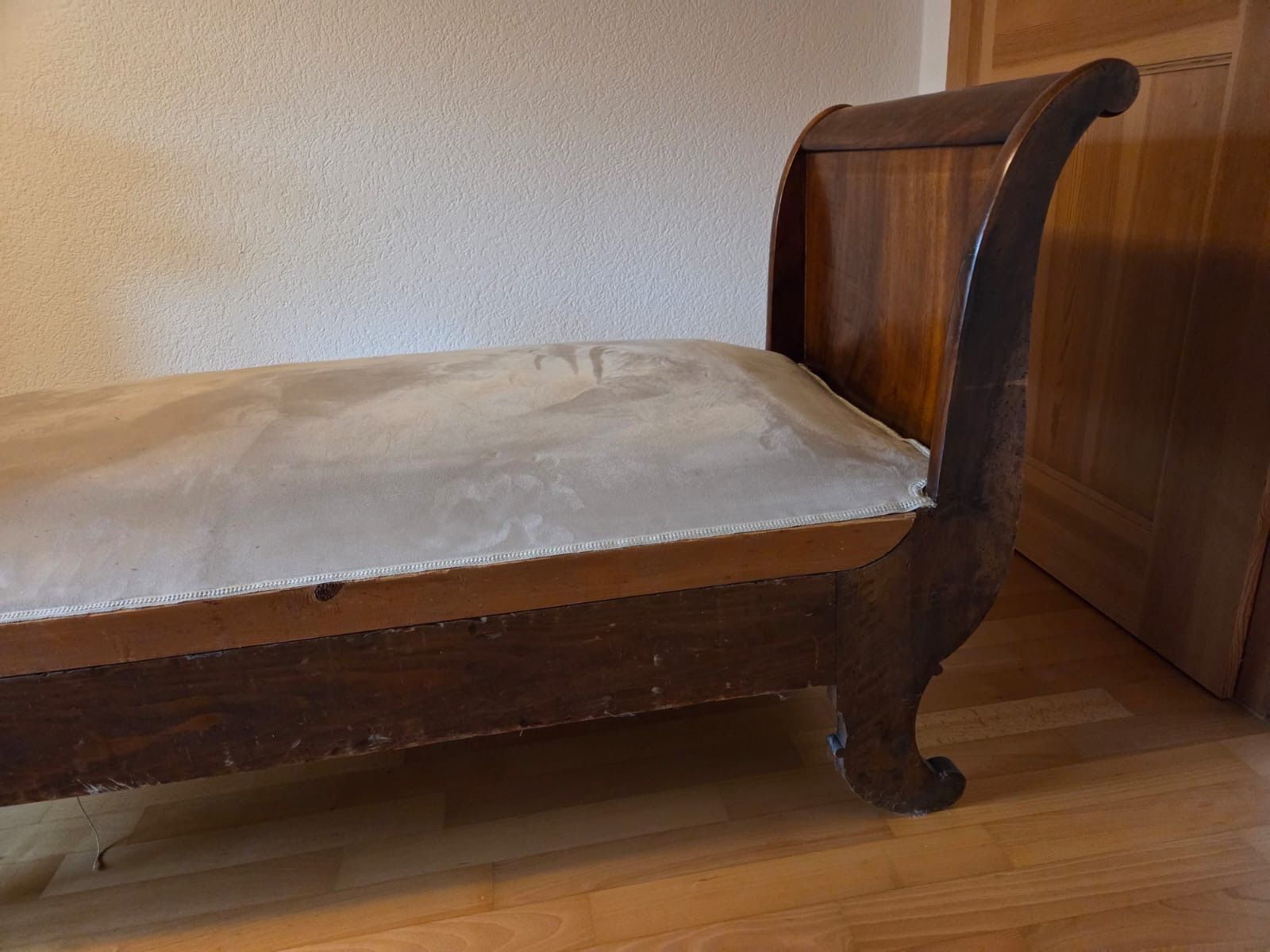 Divani: Elegantes Sofa / Kanapee mit Holzrahmen – Usato da Rosshäusern venduto da Achillea-77 7