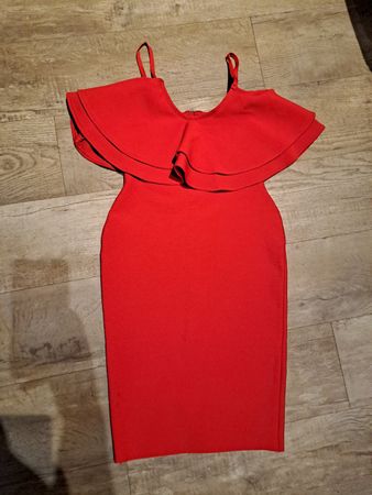 Rotes Kleid Grösse one Size Neu formt eine super Figur