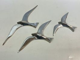 Wanddekoration drei fliegende Möwen verchromt.