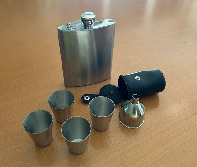 Altro: Flachmann Set Edelstahl mit 4 Bechern und Trichter neu – Usato da Elgg venduto da Maui2015 1