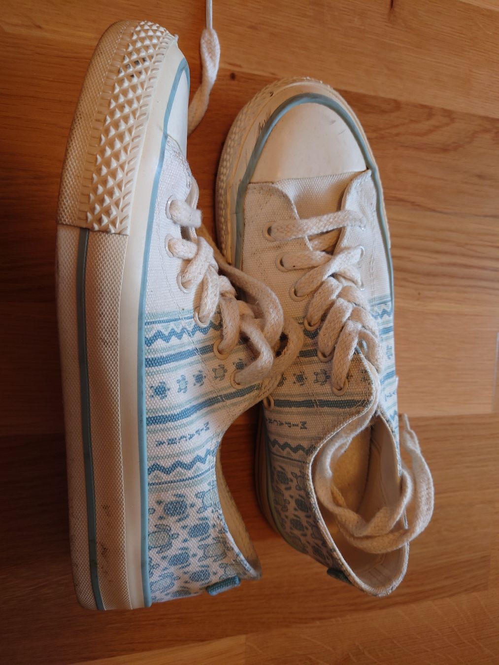 Chaussures femmes: MIPACHA Turnschuhe gemustert Grösse 39 gebraucht – D'occasion à Murten par alau3 1