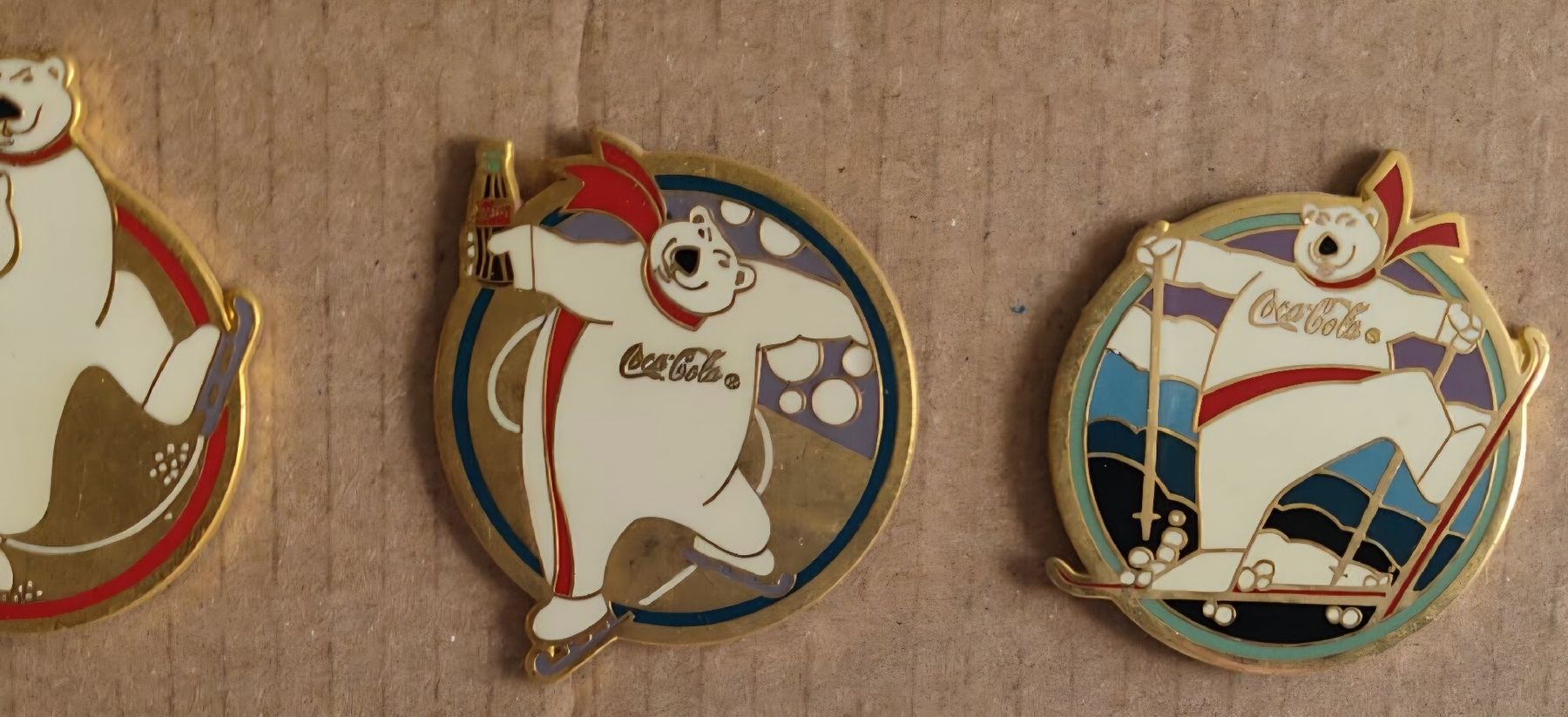 Coca-Cola Plaquettes & Badges: Coca Cola Eisbären Pins – D'occasion à Luzern par Luzern_Energy 1