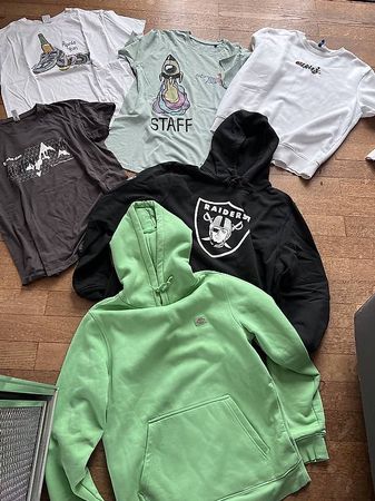 Kleiderpaket L, Pullis