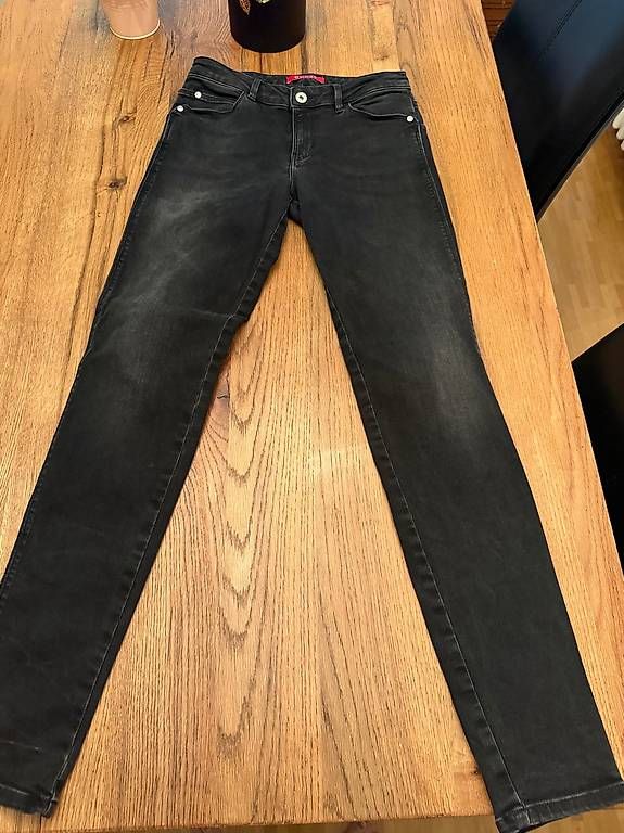 Jeans: Guessjeans Grösse 28 – Gebraucht aus basel von Ystupsi