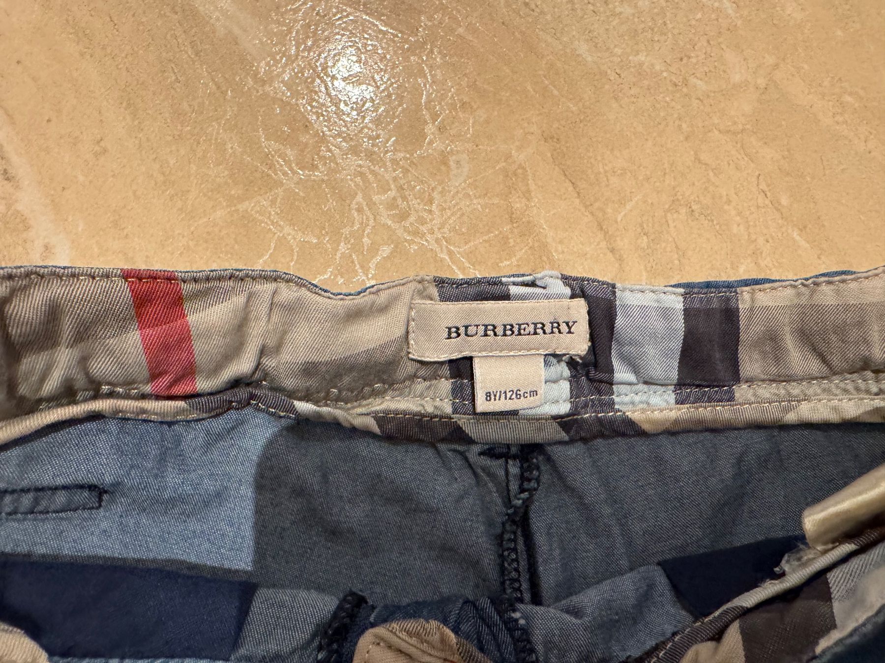 Burberry Pantaloni: Burberry schöne kurze Hose, 8J 128 – Usato da Klingnau venduto da Markus14 1