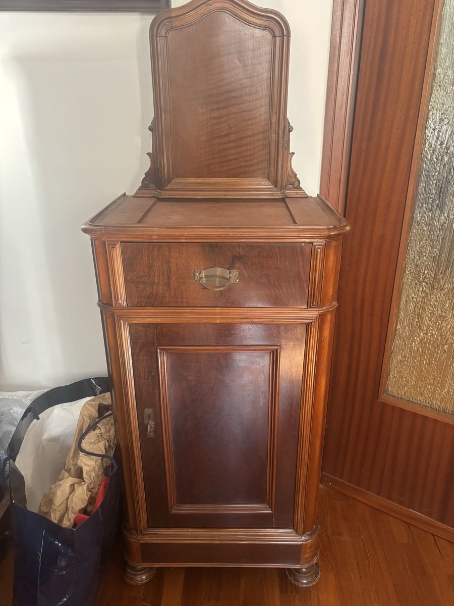 Comodini: Comodini in noce , stile  liberty ottimo stato – Usato da Bissone venduto da gio_8zmy 1