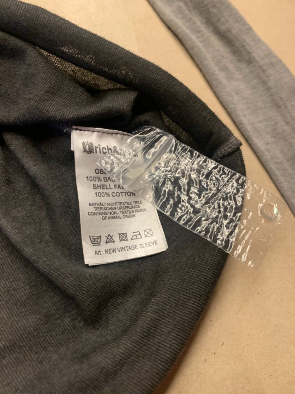 Top: Graues Henley-Shirt mit langen Ärmeln – Usato da Chalais venduto da Decoarts.art 6