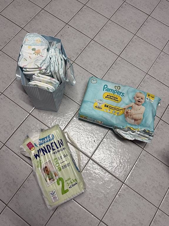 Bacs à couches & couches: Windeln – Neuf avec emballage d'origine à Lufingen par Nightrider93