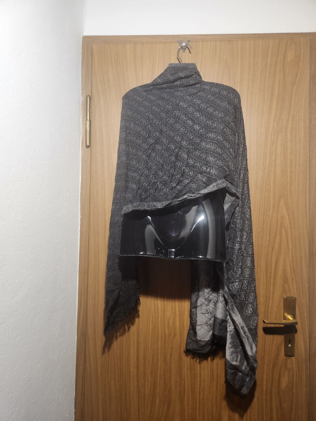 Foulards & écharpes: Écharpe noir gris imprimé Guess  – D'occasion à Niedergösgen par Eva2410 1