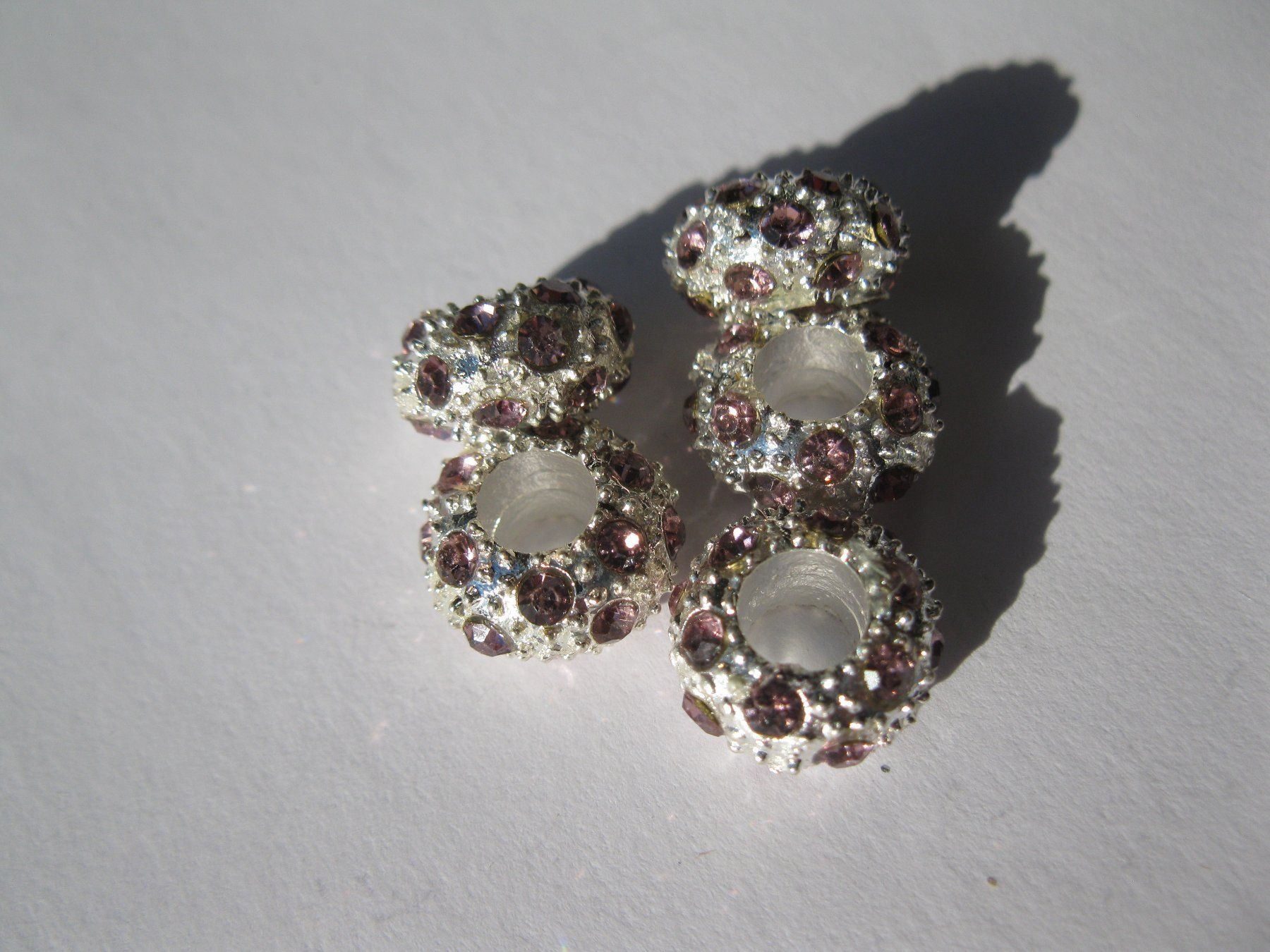 Perle (finte): 2 Grosslochperlen, Beads, versilbert mit Strass rosa – Nuovo e nell'imballaggio originale da St. Margarethen TG venduto da LuanaKa 1