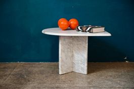 Table basse au design brutaliste minimaliste en marbre blanc