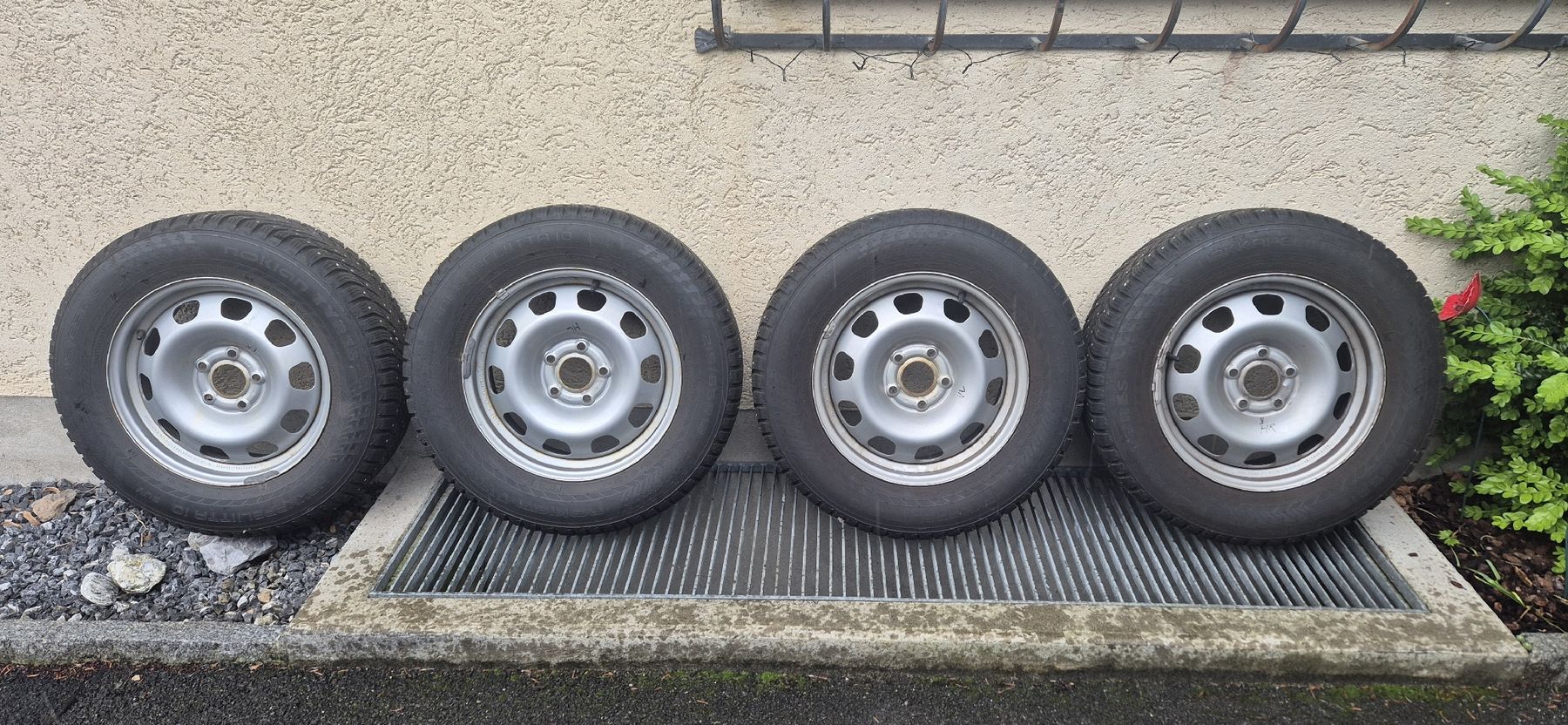Pneumatici & Ruote complete: Dacia Duster Stahlfelgen mit Spikes  – Usato da Oberhofen Thun'see venduto da Minu_85