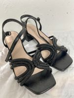 Schwarze Catwalk Sandalen, Gr. 38, mit Schmucksteinen.