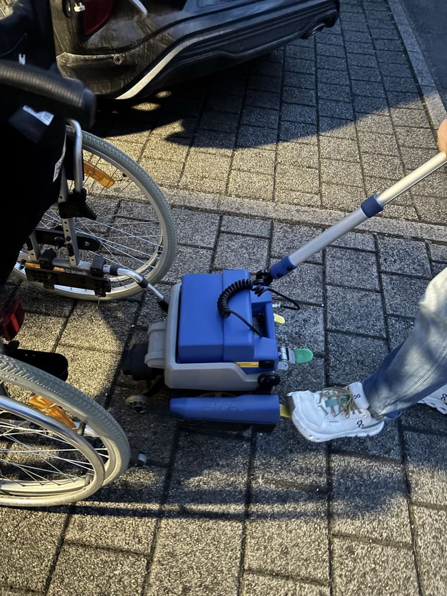 Rollstühle: Rollstuhl Molly mit Schiebe und Bremshilfe Motor – Gebraucht aus Emmen von H.Bettina 1