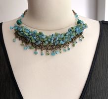 Halskette mit blauen und grünen Glassteinen