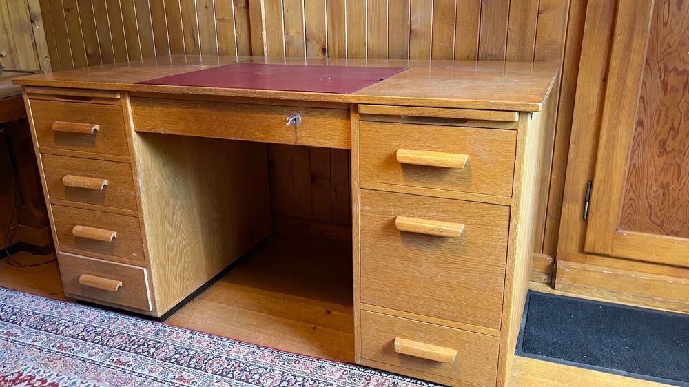 Bureau ancien en merisier avec plateau cuir noir et plaque de