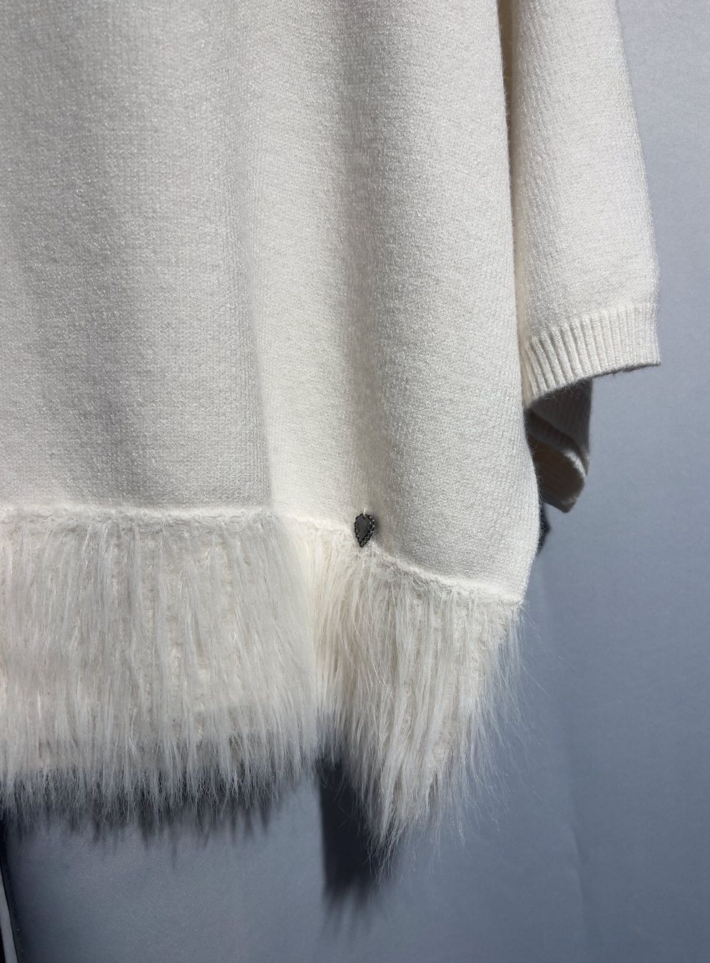 Maglioni & Felpe: Kurzarm-Pullover / Shirt mit Fransenanbschluss in off-white – Nuovo e nell'imballaggio originale da Zürich venduto da Naebeli 3