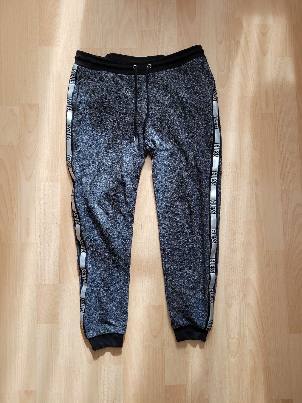 Guess Pantaloni: Trainerhose Guess gr. M – Usato da Inwil venduto da Flower2325
