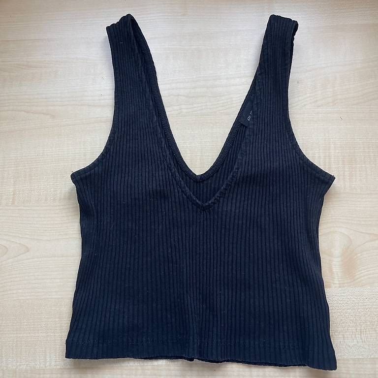 Tops: V-neck crop top – Gebraucht aus Itingen von alexasoldie