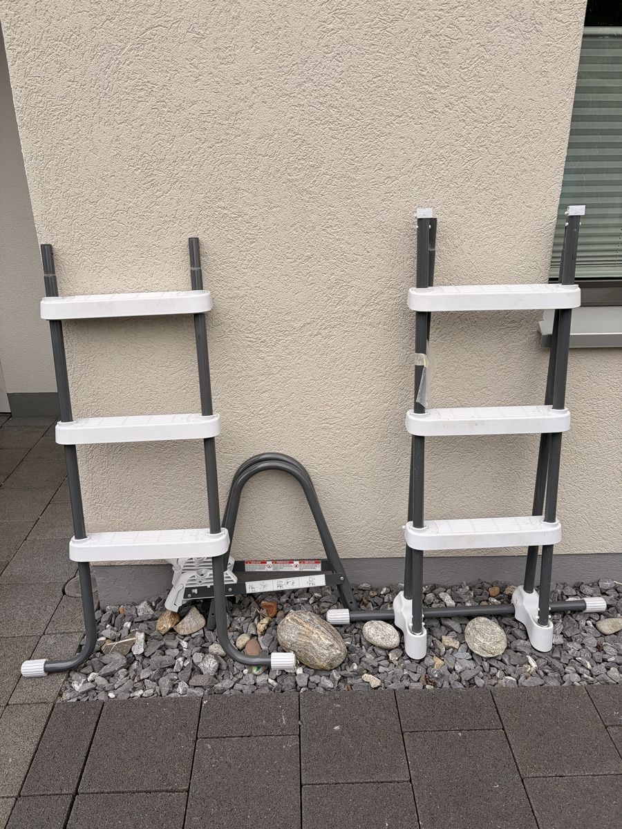 Echelles: Pool-Leiter Intex max. 107 cm höhe – D'occasion à Buchrain par Grameo
