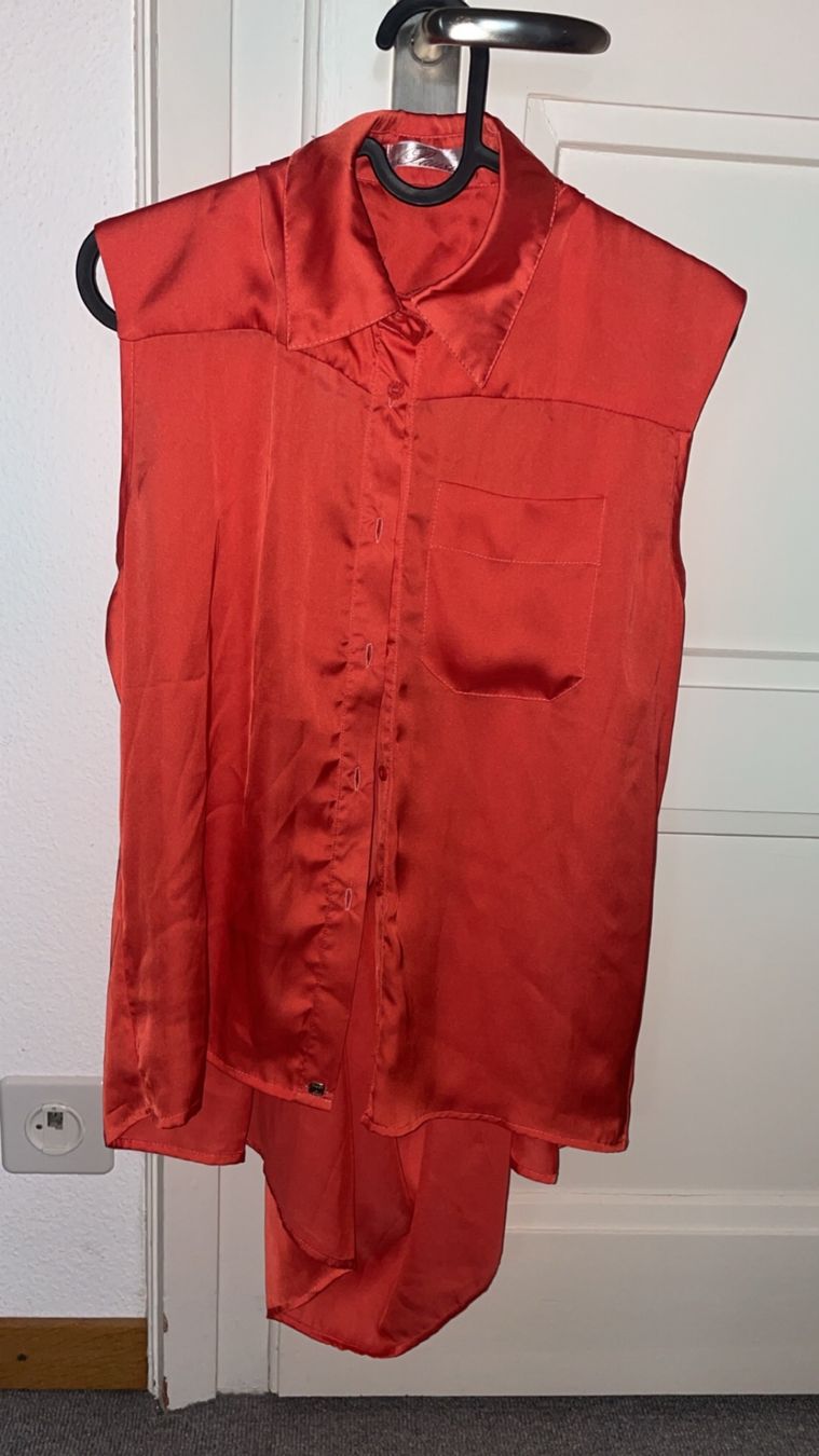 Blusen: Rote Satinbluse Gr. S rückenfrei Sommer – Gebraucht aus Münchenstein von nel_57mj 4