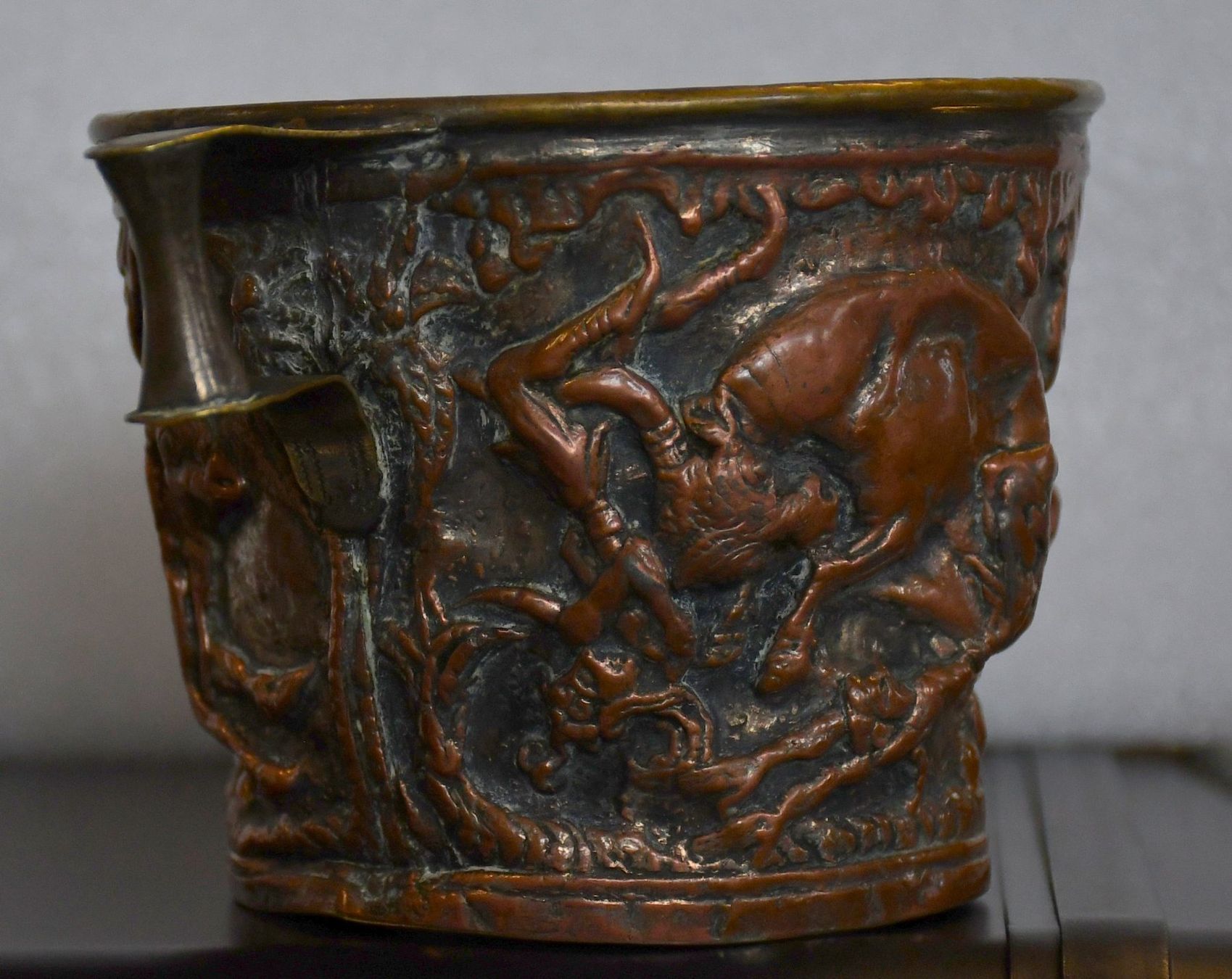 Tazze: Antiker Becher oder Tasse mit Jagdmotiv, ca. 8cm hoch – Usato da Rotkreuz venduto da salsanera 5