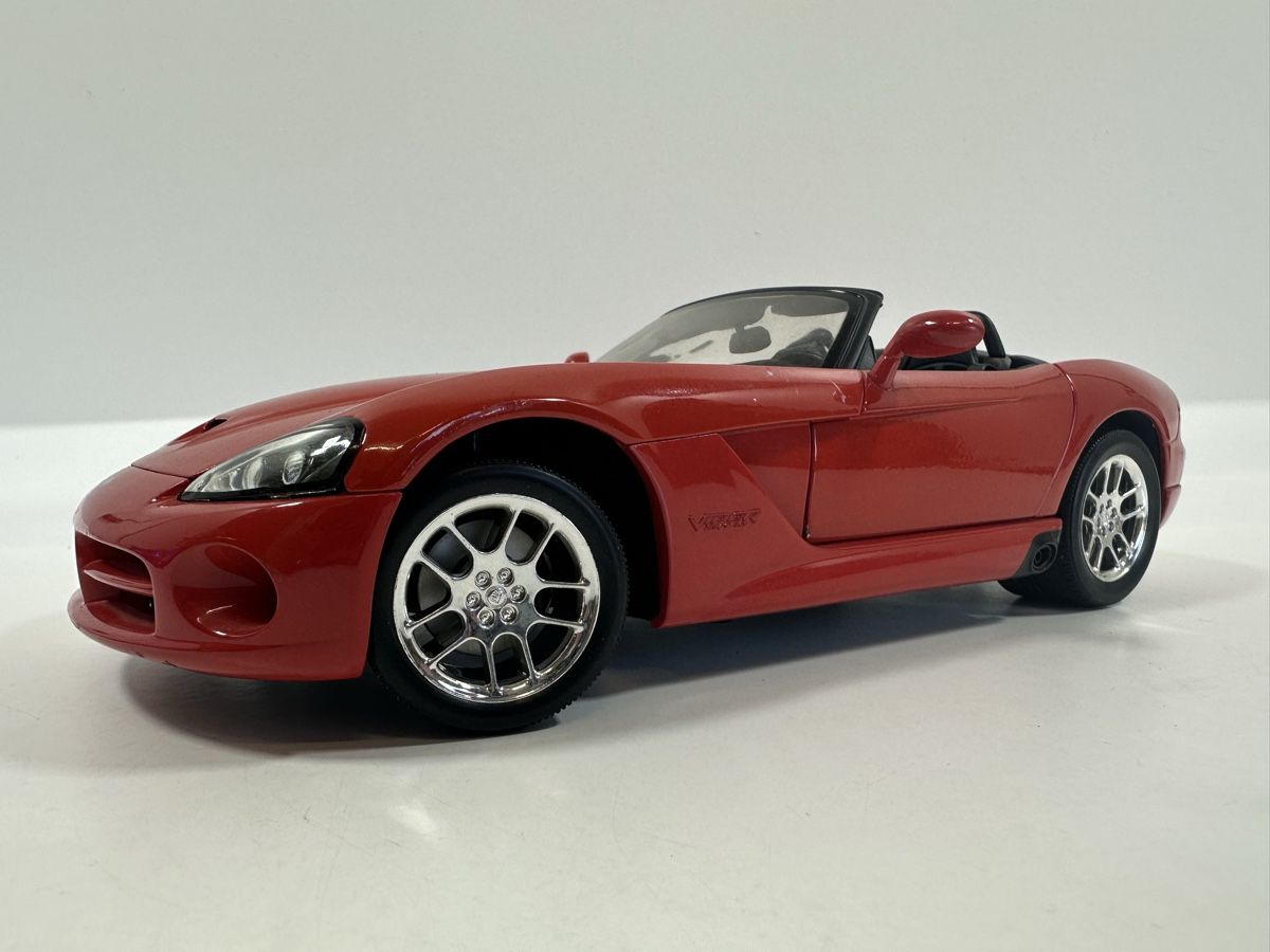 Welly Modellini d'auto: Dodge Viper SRT-10 1:18, rot/orange, WELLY – Usato da Zofingen venduto da rf9_x2xt