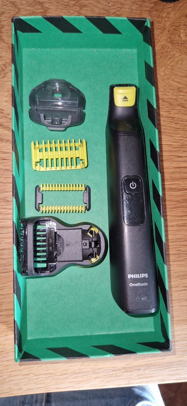 Philips Rasoi & Lamette da barba: Phillips OneBlade + diverse Aufsätze – Usato da Olten venduto da Landrew00
