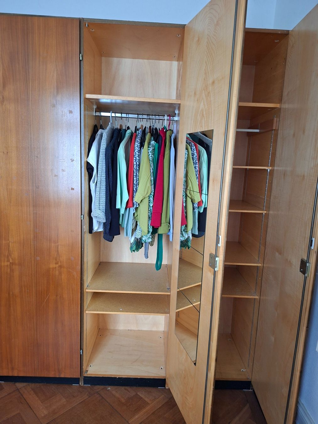 Schränke: Geräumiger Kleiderschrank – Gebraucht aus Baden von mka_dv89 3