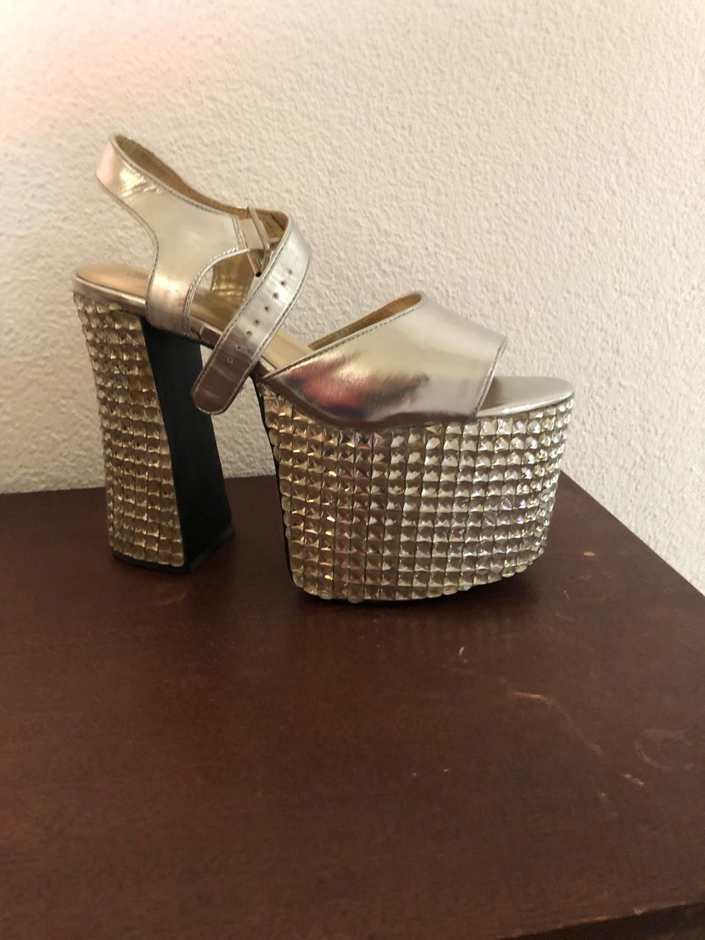 Scarpe da uomo: Plateau Sandalette mit Strass – Nuovo (secondo la descrizione) da Egg b. Zürich venduto da Nyborg_33 1