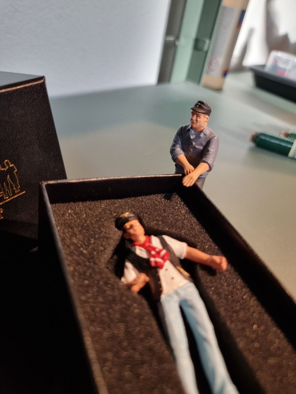 Modelleisenbahnen: Prehm-Miniaturen Figur Lokführer mit Box und Heizer – Neu und originalverpackt aus Aarburg von 11866 2