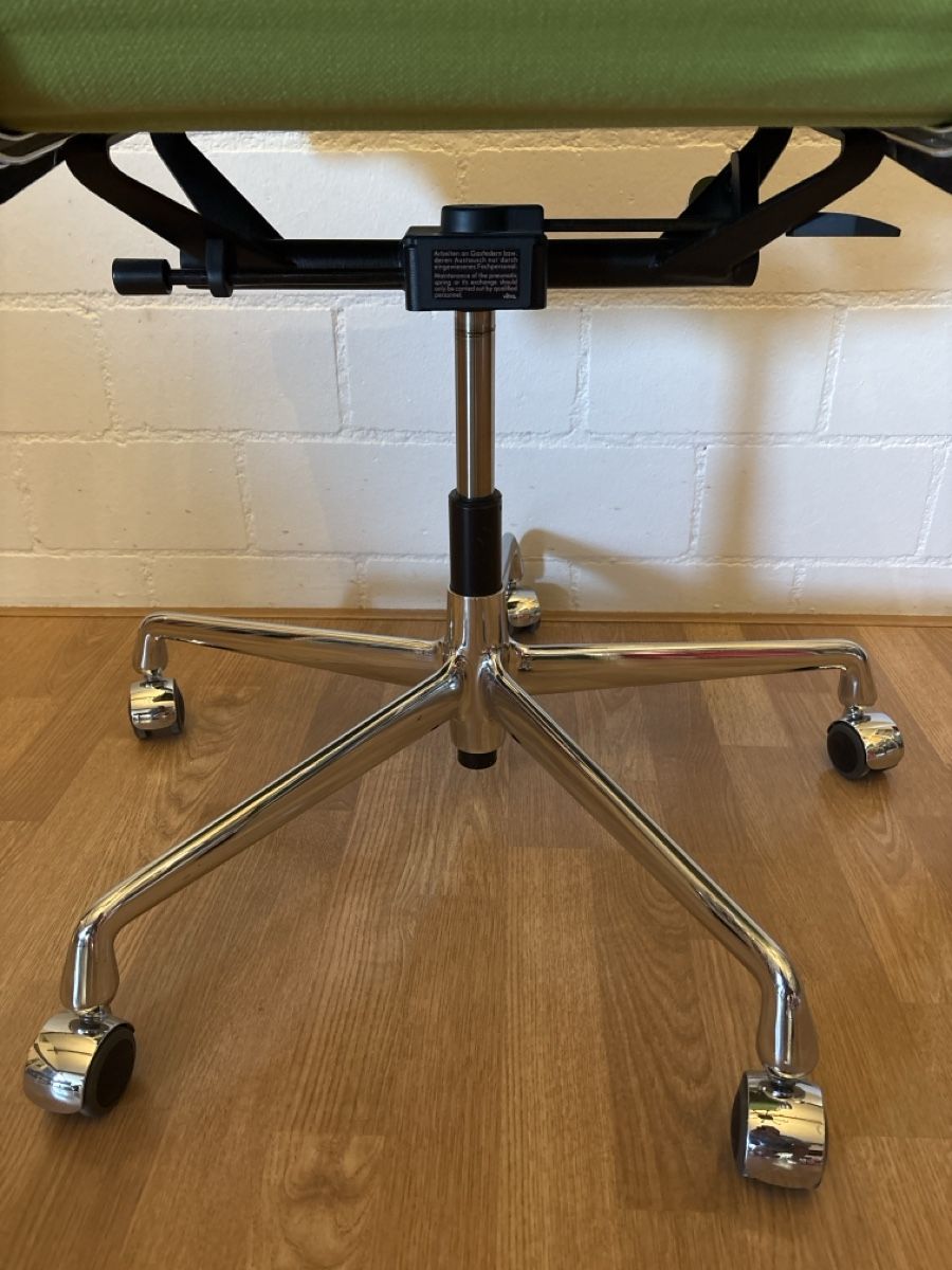Vitra Sedie: Vitra Eames Alu Chair Hopsack Stoff grün – Usato da Basel venduto da magnummarine 6